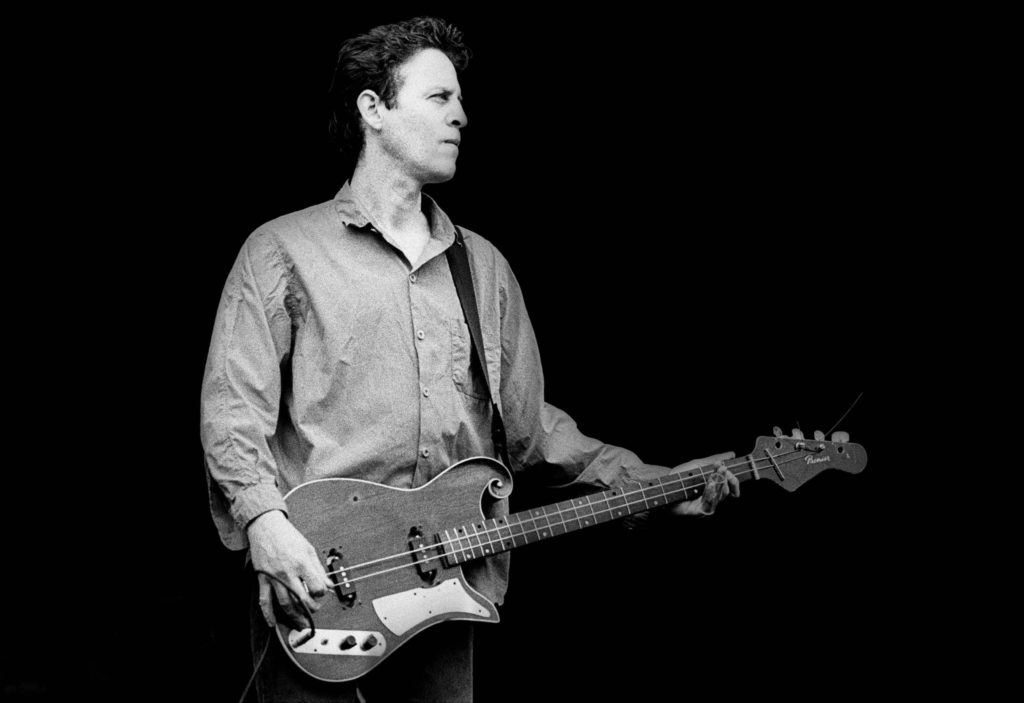 Mark Sandman du groupe Morphine et sa fameuse basse à deux cordes.